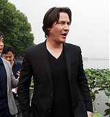 2013-06-24-Keanu-Reeves-Visits-Hangzhou-006.jpg