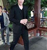 2013-06-24-Keanu-Reeves-Visits-Hangzhou-007.jpg